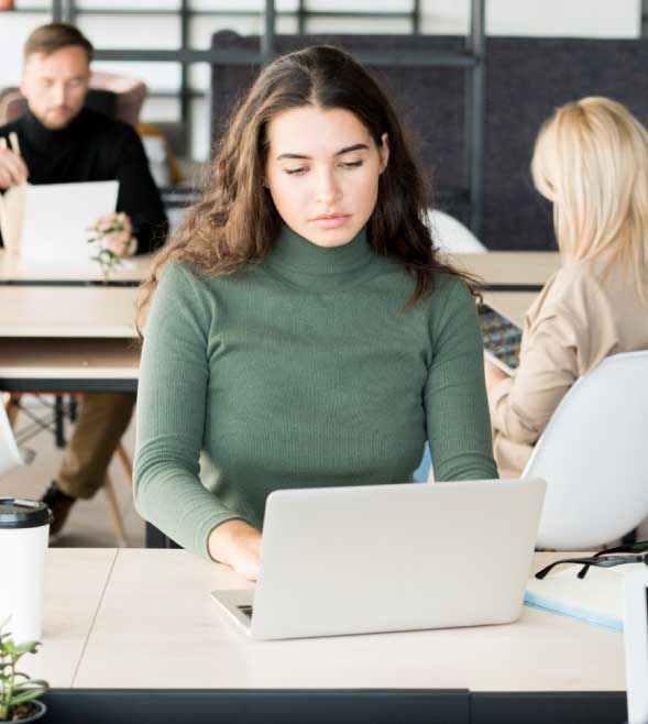 A pesar de beneficios del trabajo híbrido, empresas aún valoran el tiempo en la oficina